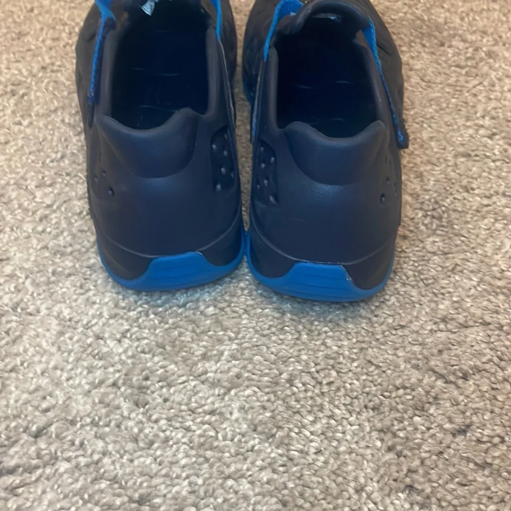 Boys Merrill swim shoes blue size 3